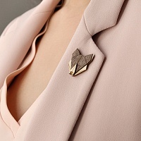 Dámská dřevěná brož Wolf Brooch