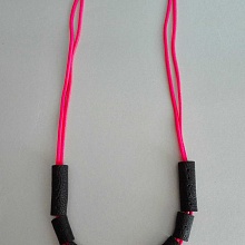 Jemný náhrdelník neon-černý s leskem