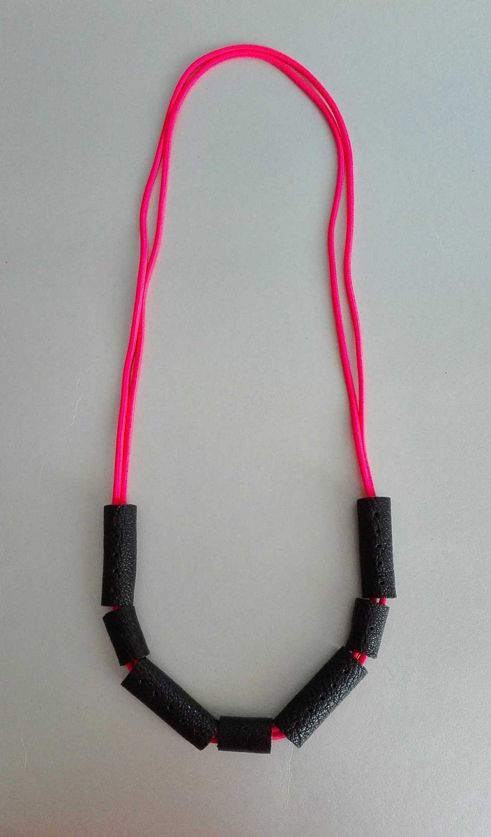 Jemný náhrdelník neon-černý s leskem