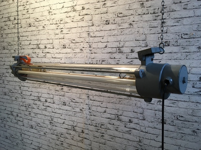 Industriální zářivková lampa