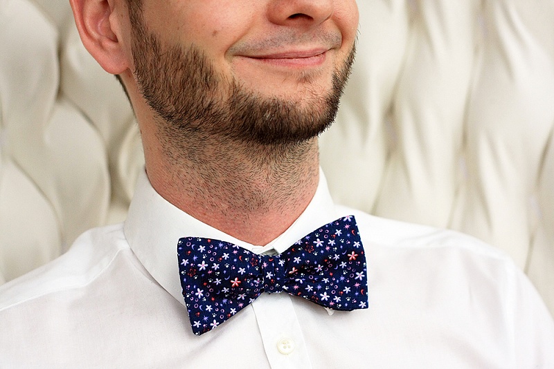 I s květinami můžete být pravý gentleman! | vázací motýlek - modrý s kvítky